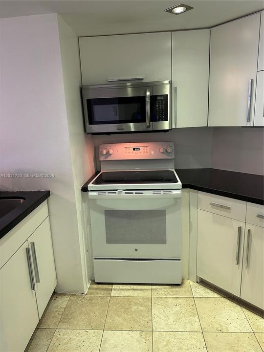 For Rent: $3,450 (2 beds, 2 baths, 908 Square Feet)