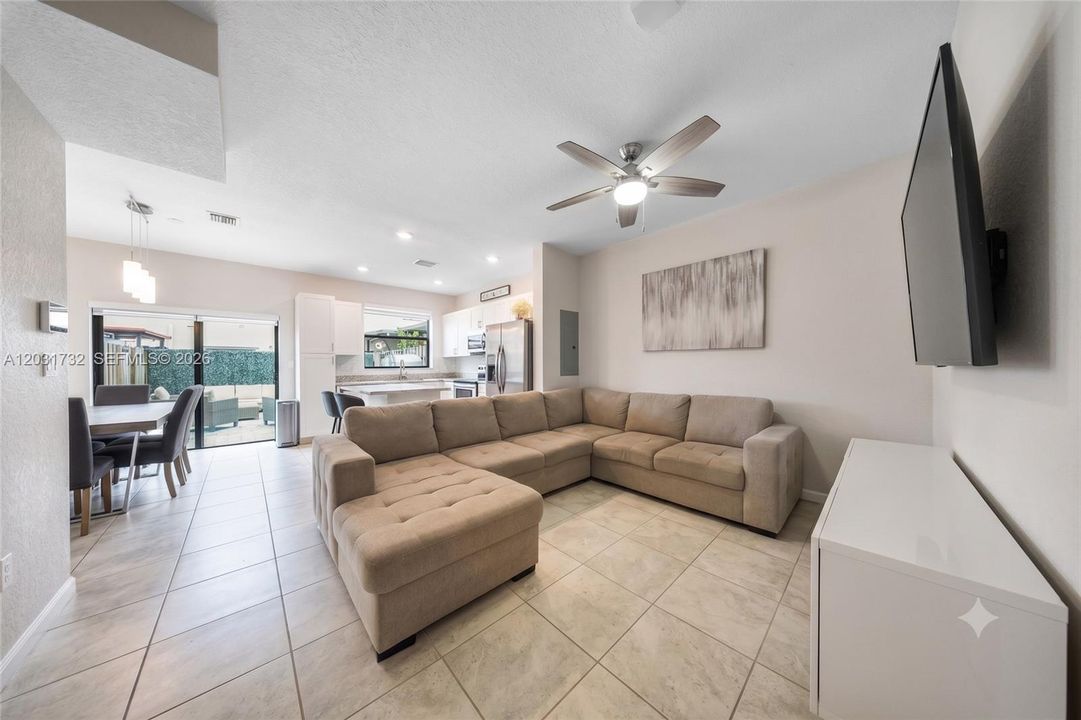 For Sale: $379,000 (3 beds, 3 baths, 1326 Square Feet)