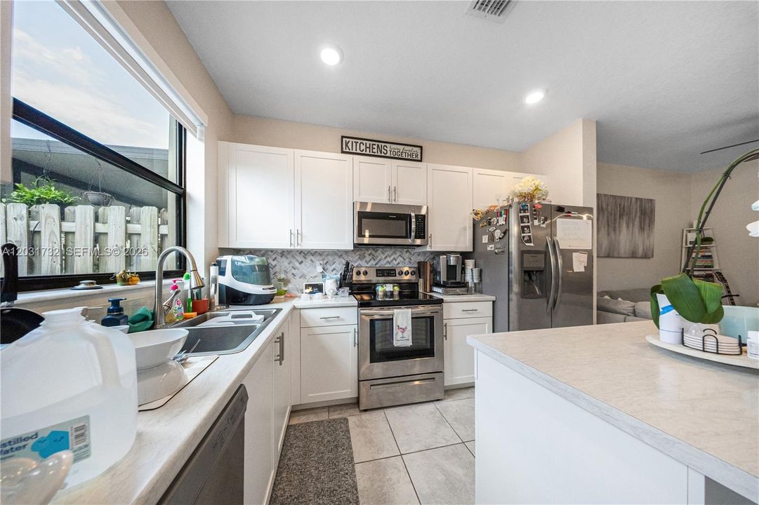 For Sale: $379,000 (3 beds, 3 baths, 1326 Square Feet)