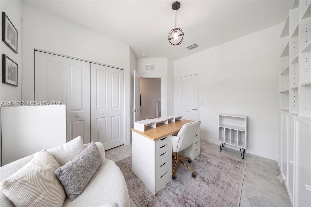 For Sale: $379,000 (3 beds, 3 baths, 1326 Square Feet)