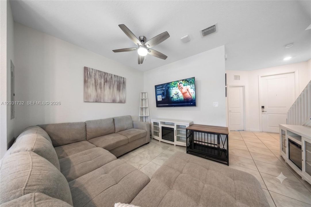 For Sale: $379,000 (3 beds, 3 baths, 1326 Square Feet)