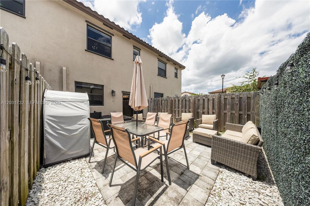 For Sale: $379,000 (3 beds, 3 baths, 1326 Square Feet)