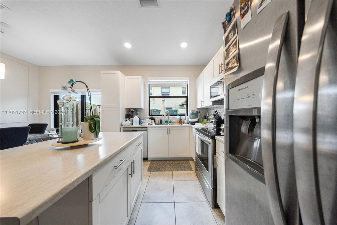 For Sale: $379,000 (3 beds, 3 baths, 1326 Square Feet)