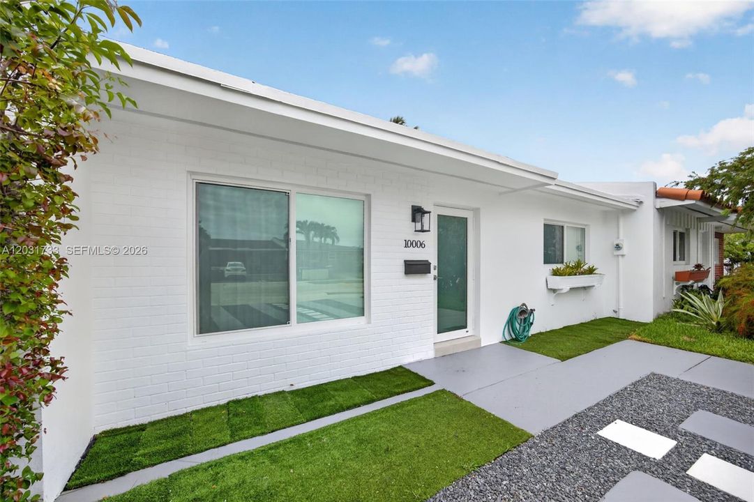 For Rent: $2,850 (2 beds, 1 baths, 960 Square Feet)
