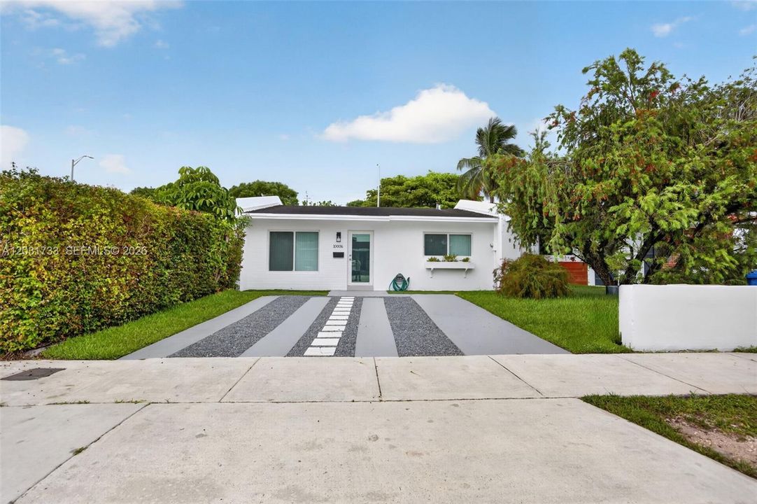 For Rent: $2,850 (2 beds, 1 baths, 960 Square Feet)