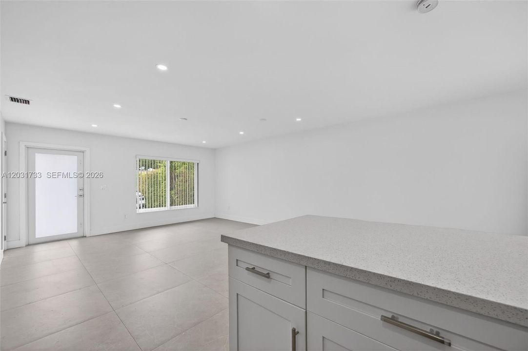 For Rent: $2,850 (2 beds, 1 baths, 960 Square Feet)