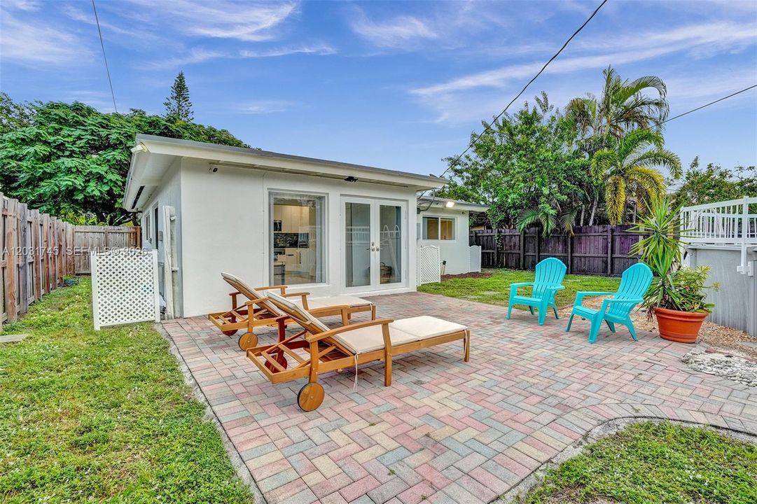 For Sale: $449,000 (2 beds, 1 baths, 965 Square Feet)