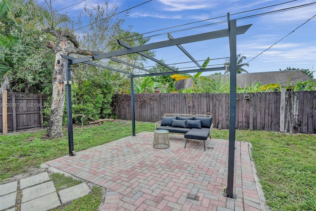 For Sale: $449,000 (2 beds, 1 baths, 965 Square Feet)