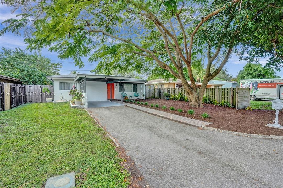For Sale: $449,000 (2 beds, 1 baths, 965 Square Feet)