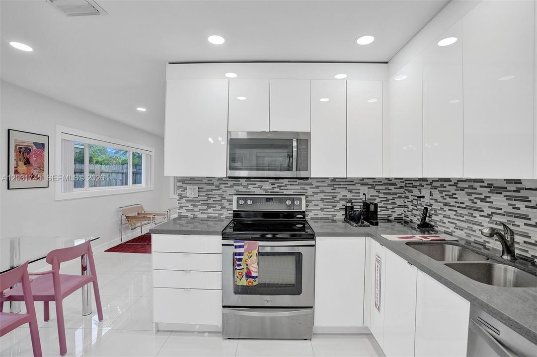 For Sale: $449,000 (2 beds, 1 baths, 965 Square Feet)