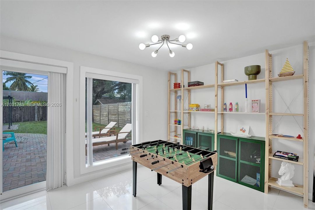 For Sale: $449,000 (2 beds, 1 baths, 965 Square Feet)