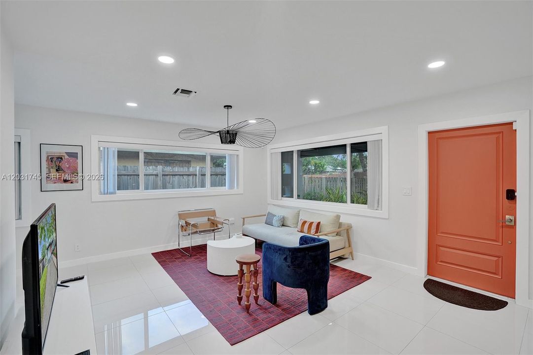 For Sale: $449,000 (2 beds, 1 baths, 965 Square Feet)