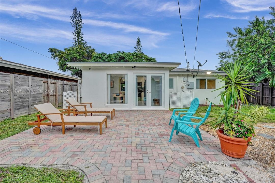 For Sale: $449,000 (2 beds, 1 baths, 965 Square Feet)