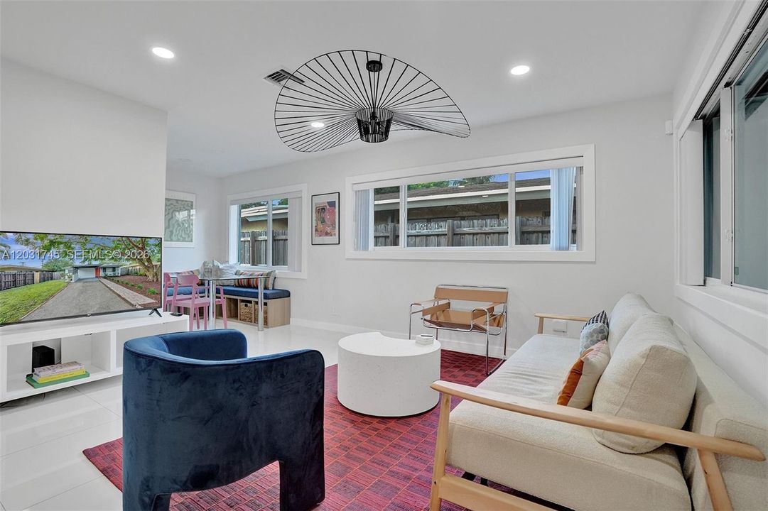 For Sale: $449,000 (2 beds, 1 baths, 965 Square Feet)