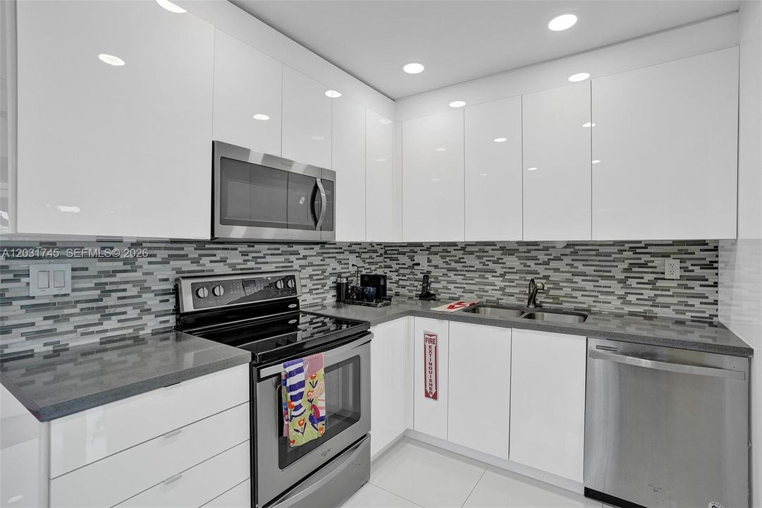 For Sale: $449,000 (2 beds, 1 baths, 965 Square Feet)