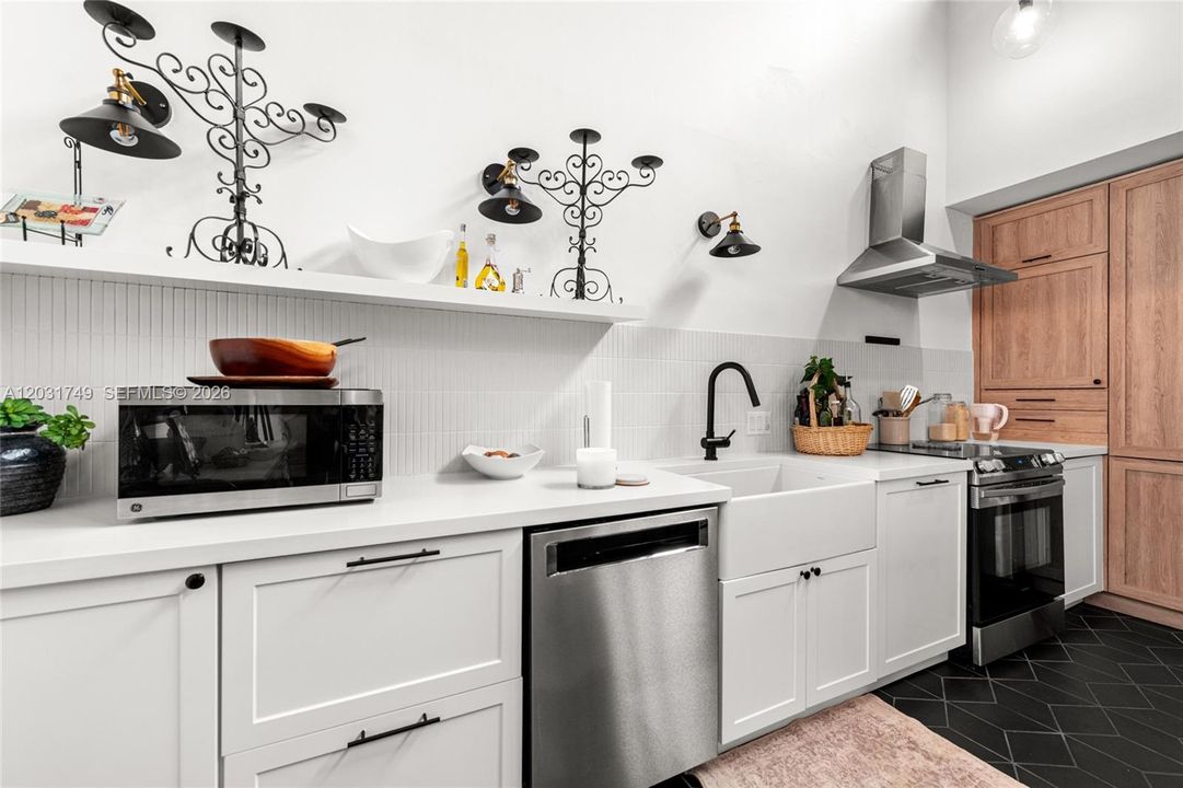 For Sale: $475,000 (2 beds, 2 baths, 915 Square Feet)