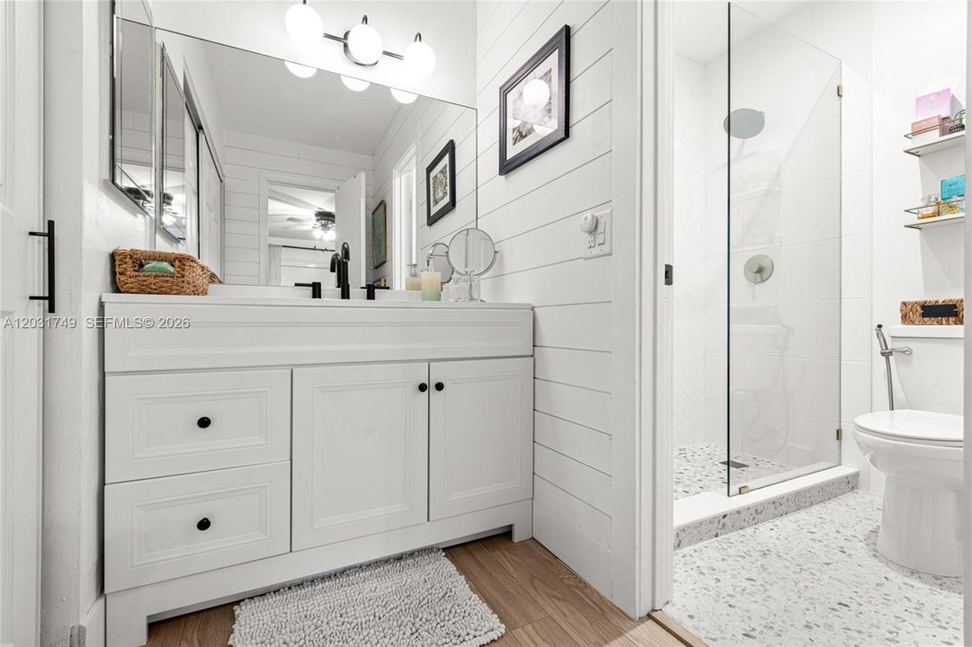 For Sale: $475,000 (2 beds, 2 baths, 915 Square Feet)