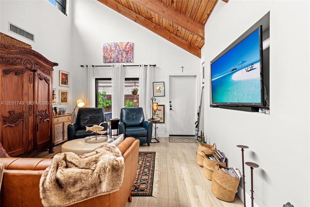 For Sale: $475,000 (2 beds, 2 baths, 915 Square Feet)