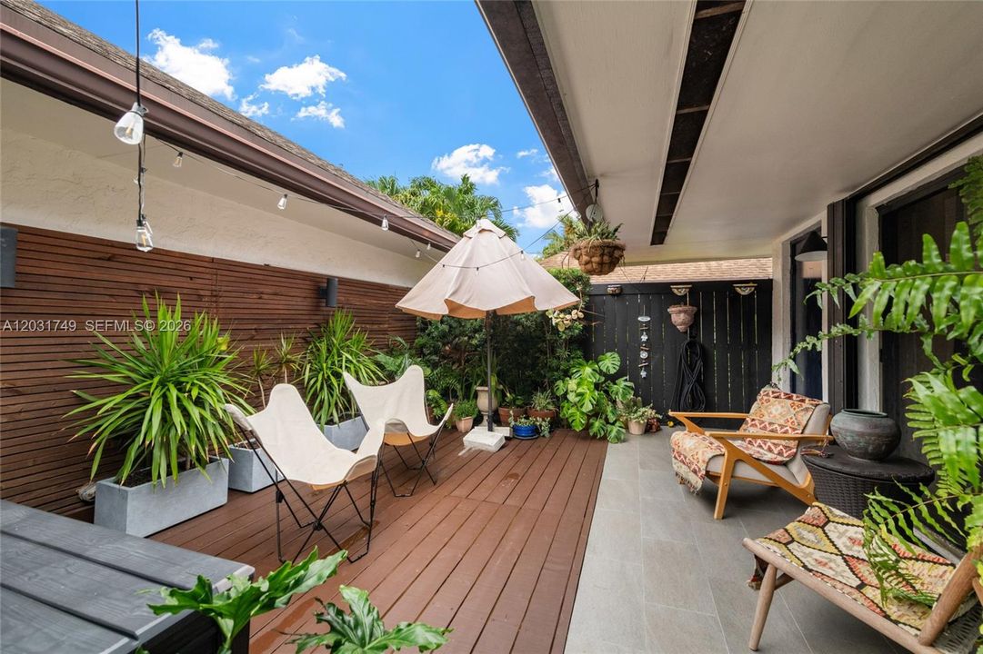 For Sale: $475,000 (2 beds, 2 baths, 915 Square Feet)