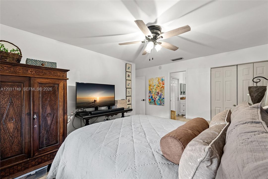 For Sale: $475,000 (2 beds, 2 baths, 915 Square Feet)