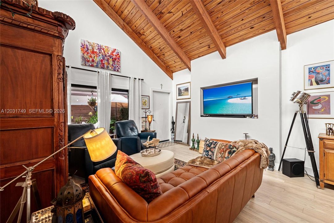 For Sale: $475,000 (2 beds, 2 baths, 915 Square Feet)