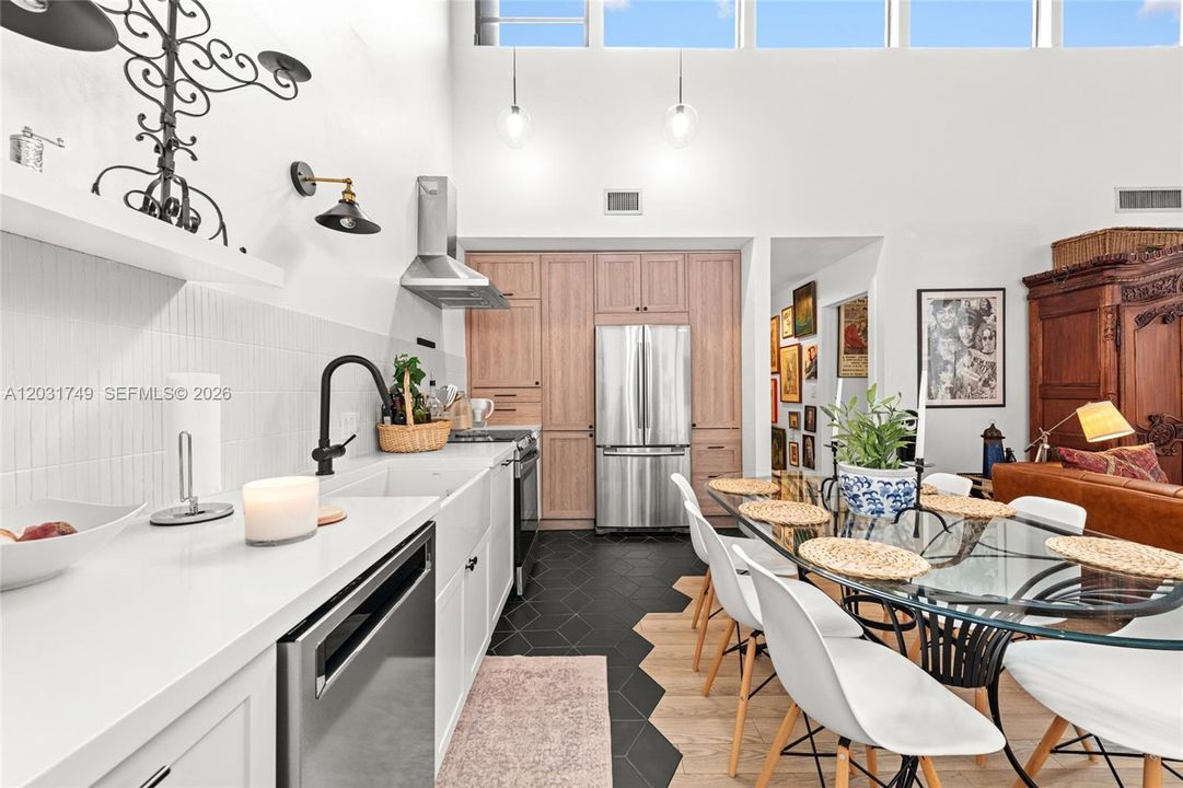For Sale: $475,000 (2 beds, 2 baths, 915 Square Feet)