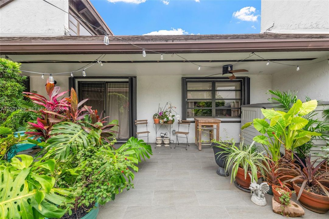 For Sale: $475,000 (2 beds, 2 baths, 915 Square Feet)