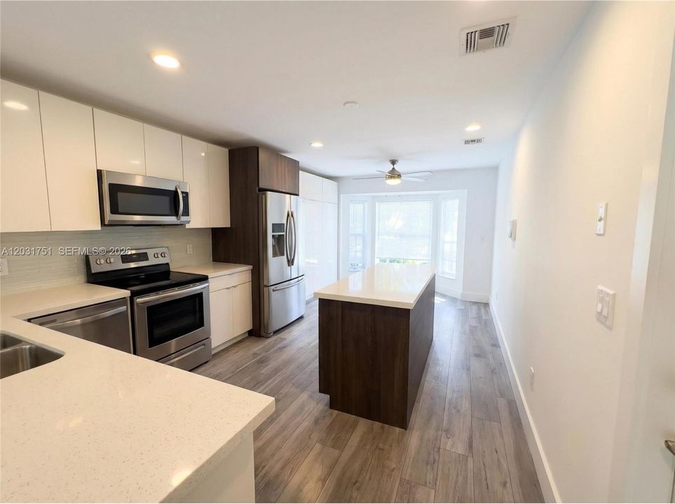 For Rent: $4,450 (3 beds, 2 baths, 1919 Square Feet)