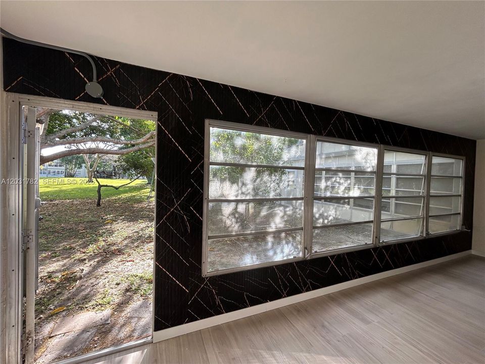 For Rent: $1,695 (1 beds, 1 baths, 700 Square Feet)