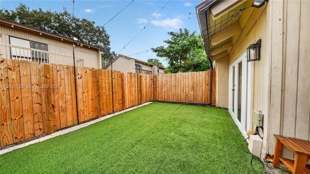 На продажу: $390,000 (2 спален, 2 ванн, 964 Квадратных фут)