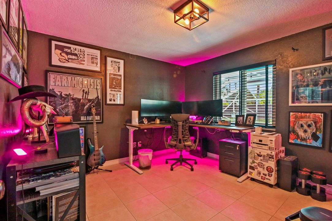 24 Office 01