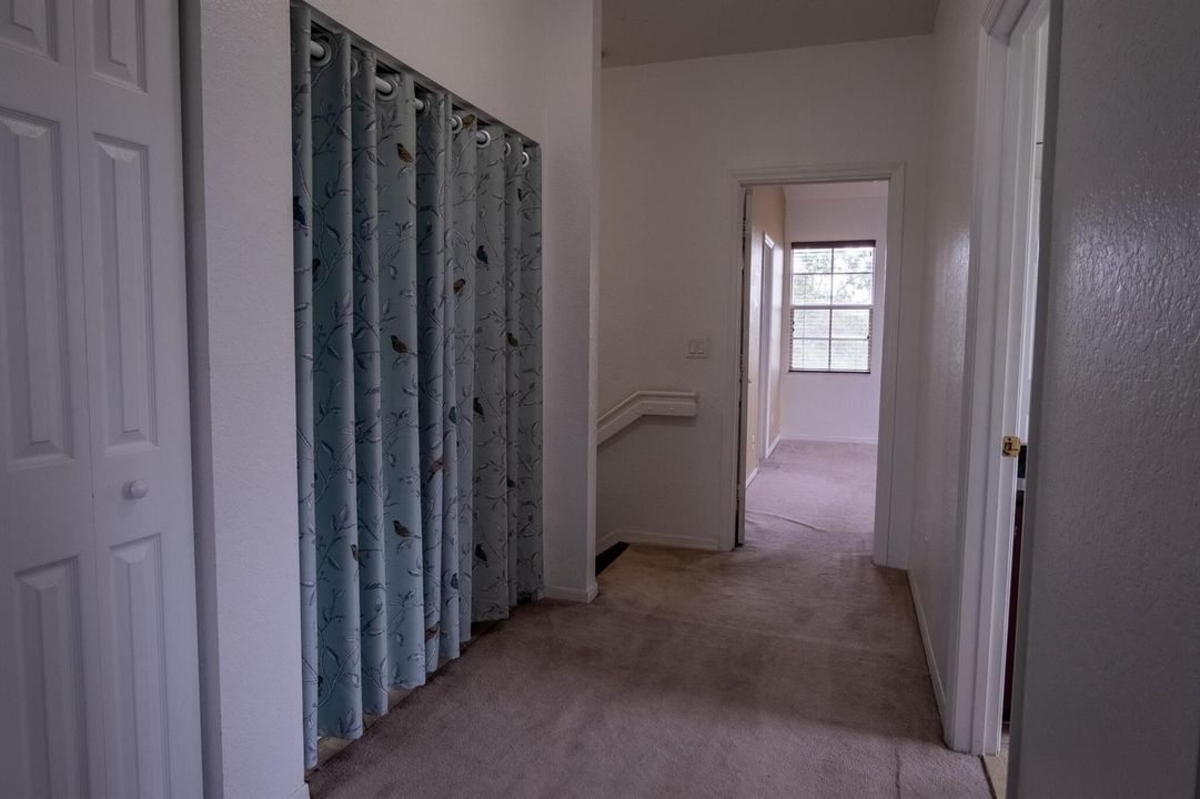 27 3rd fl hall looking west