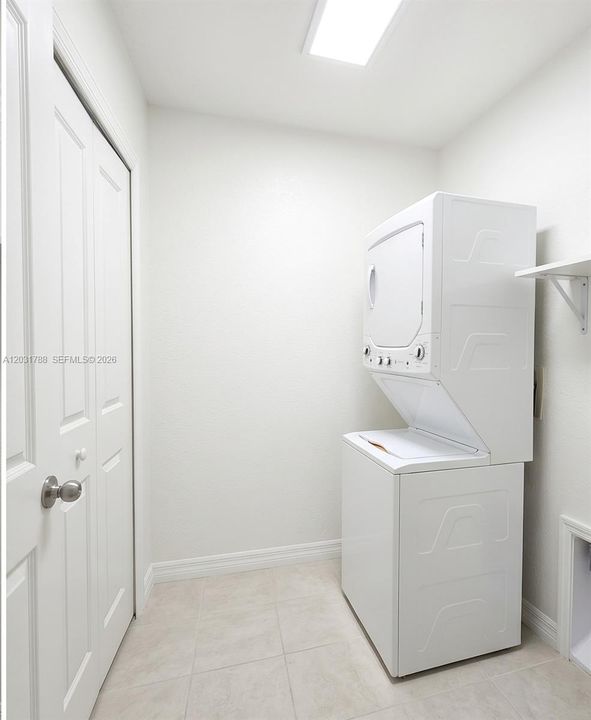 For Rent: $1,900 (1 beds, 1 baths, 750 Square Feet)