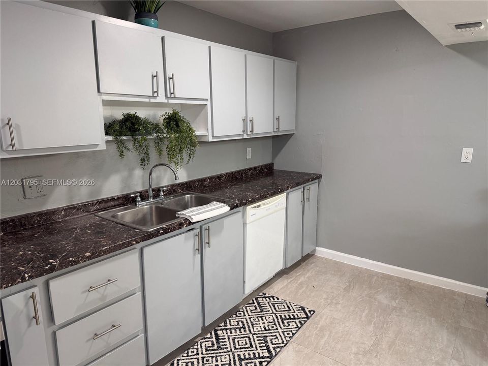 For Rent: $2,890 (4 beds, 2 baths, 1440 Square Feet)