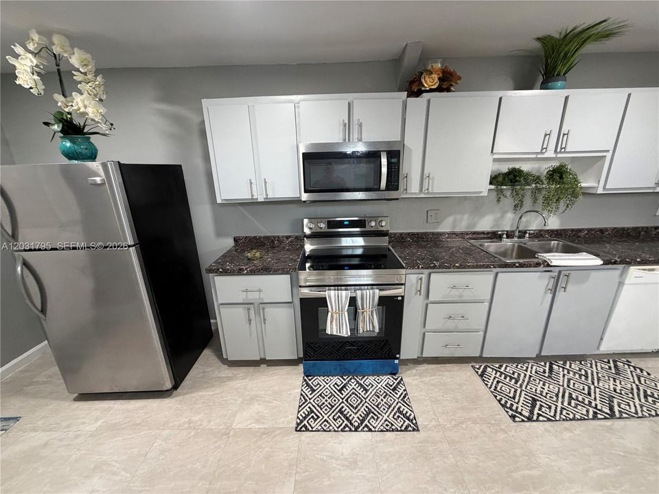For Rent: $2,890 (4 beds, 2 baths, 1440 Square Feet)
