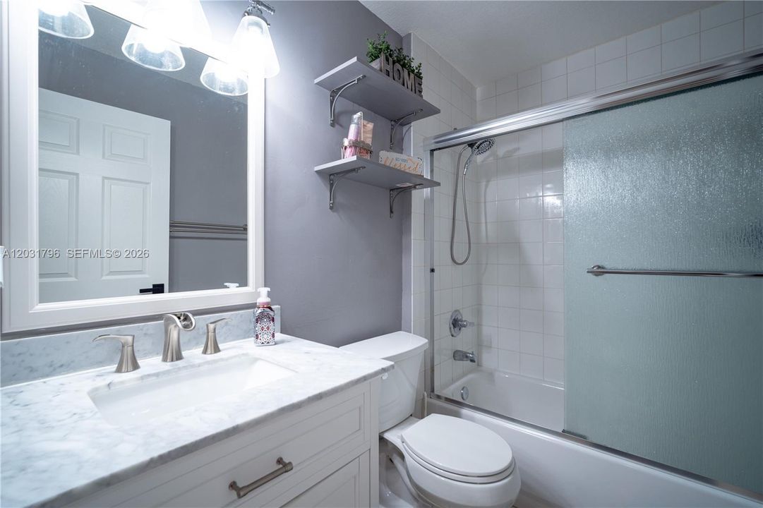 En Venta: $399,999 (3 camas, 3 baños, 1270 Pies cuadrados)