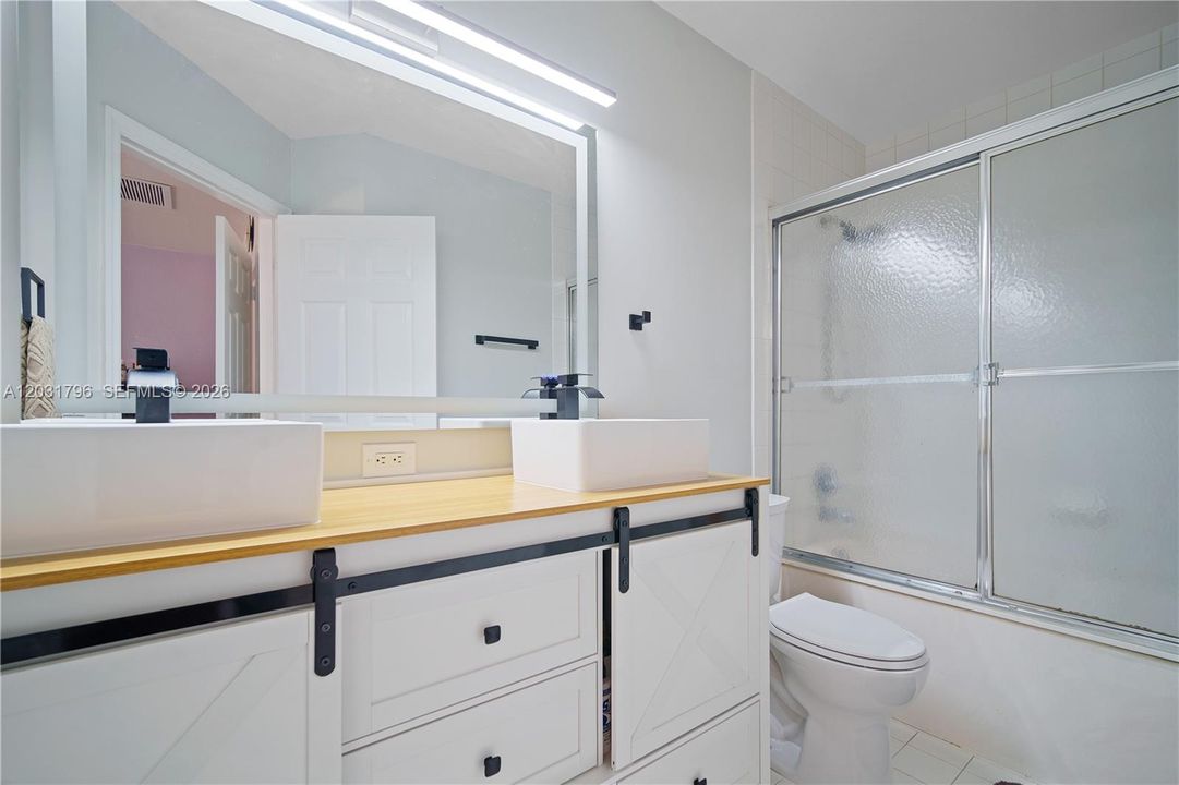 En Venta: $399,999 (3 camas, 3 baños, 1270 Pies cuadrados)