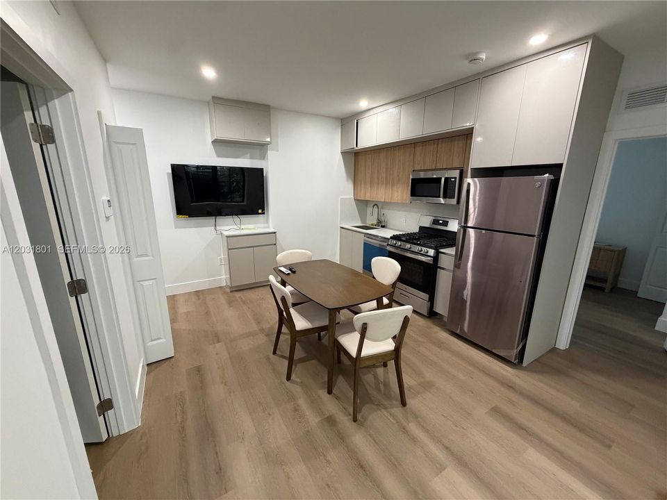 For Rent: $2,350 (1 beds, 1 baths, 426 Square Feet)