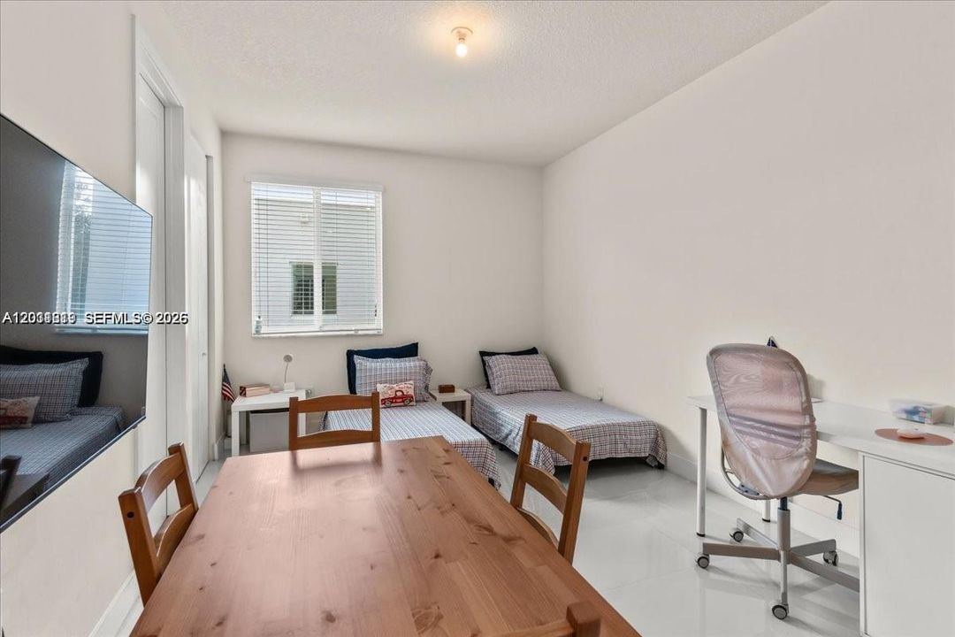 В аренду: $4,300 (3 спален, 2 ванн, 2379 Квадратных фут)
