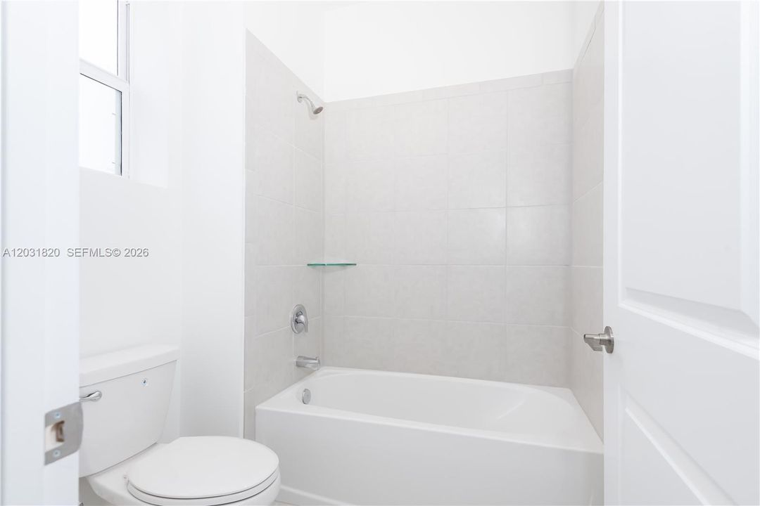 En Renta: $4,500 (5 camas, 3 baños, 3033 Pies cuadrados)