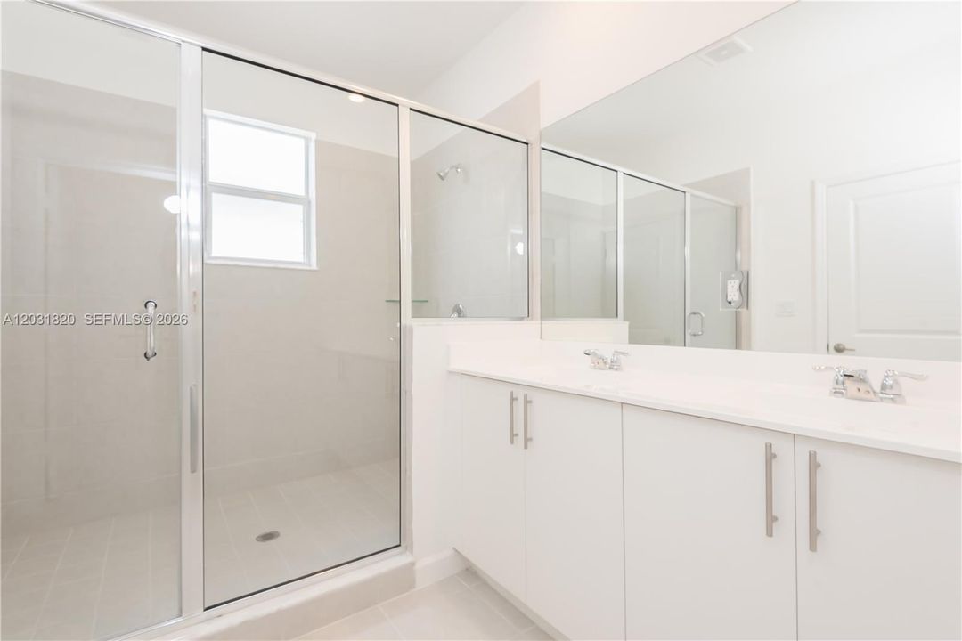 En Renta: $4,500 (5 camas, 3 baños, 3033 Pies cuadrados)