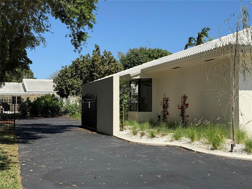 GARAGE SIDE ENTRY