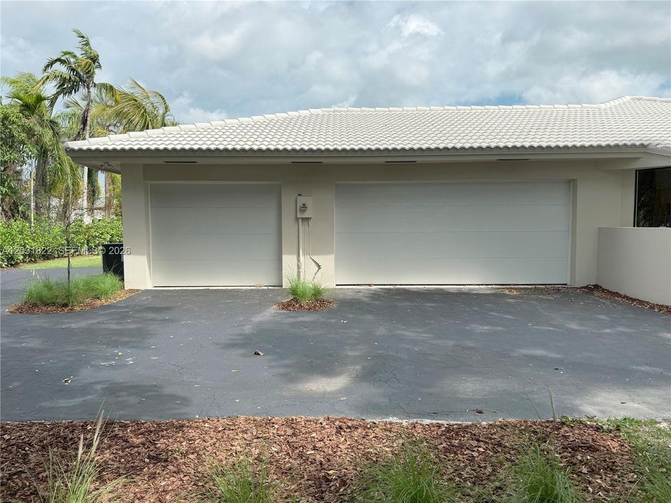 3 CAR GARAGE
