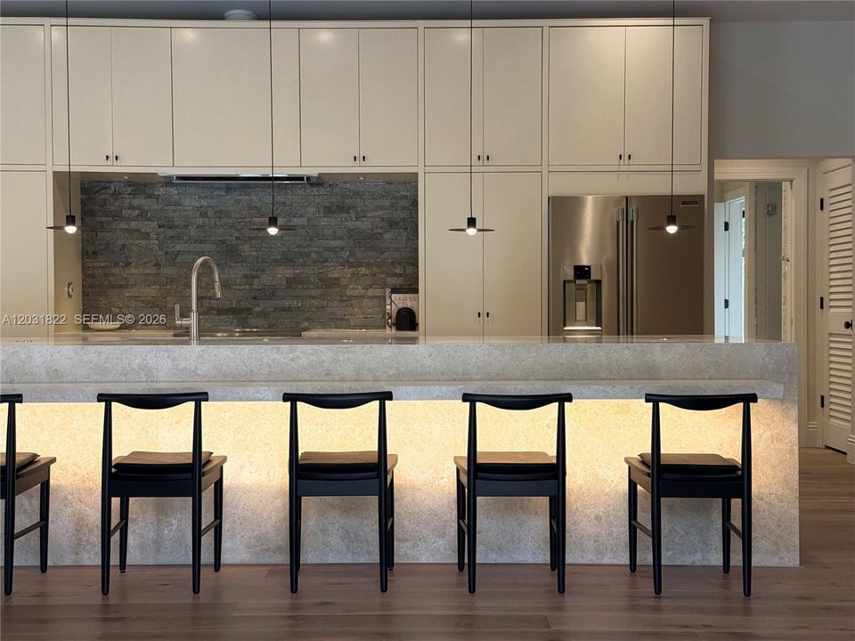 KITCHEN ISLAND WITH 7 SEATS