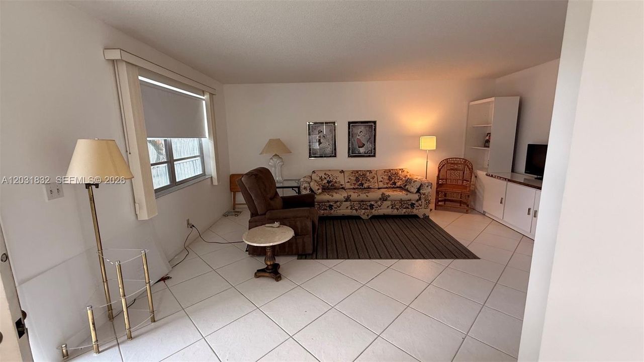 For Rent: $1,800 (2 beds, 2 baths, 910 Square Feet)