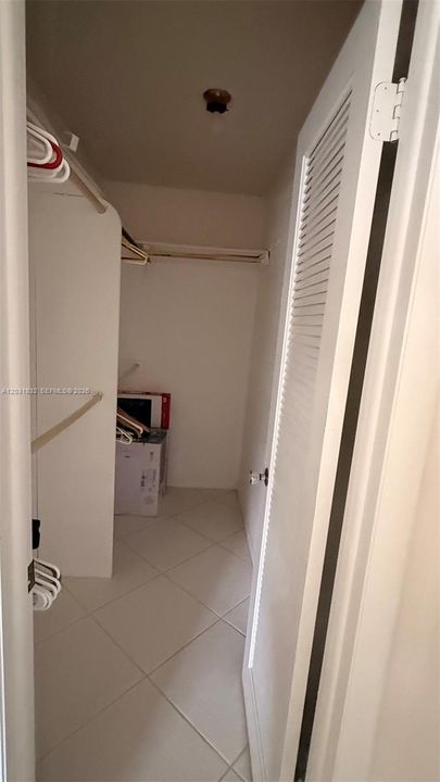For Rent: $1,800 (2 beds, 2 baths, 910 Square Feet)