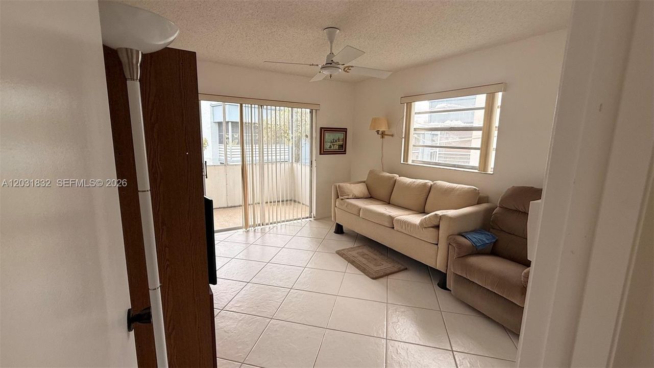 For Rent: $1,800 (2 beds, 2 baths, 910 Square Feet)