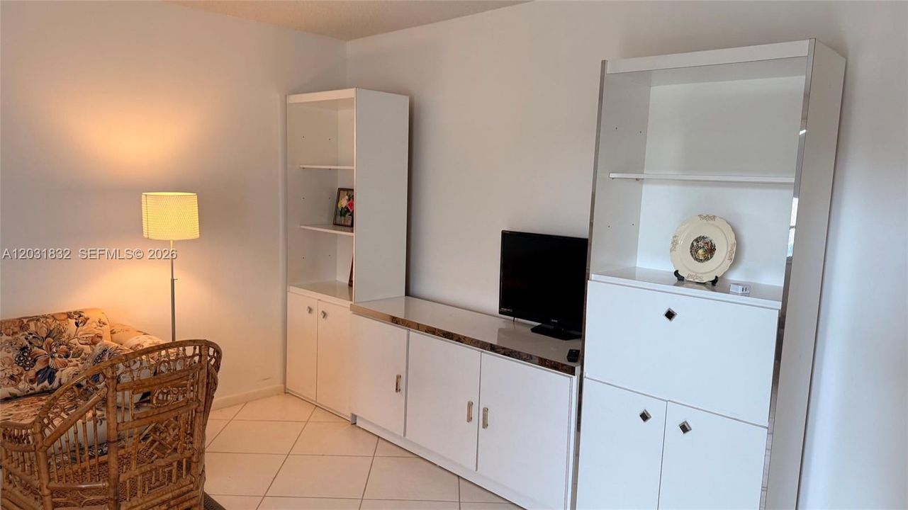 For Rent: $1,800 (2 beds, 2 baths, 910 Square Feet)