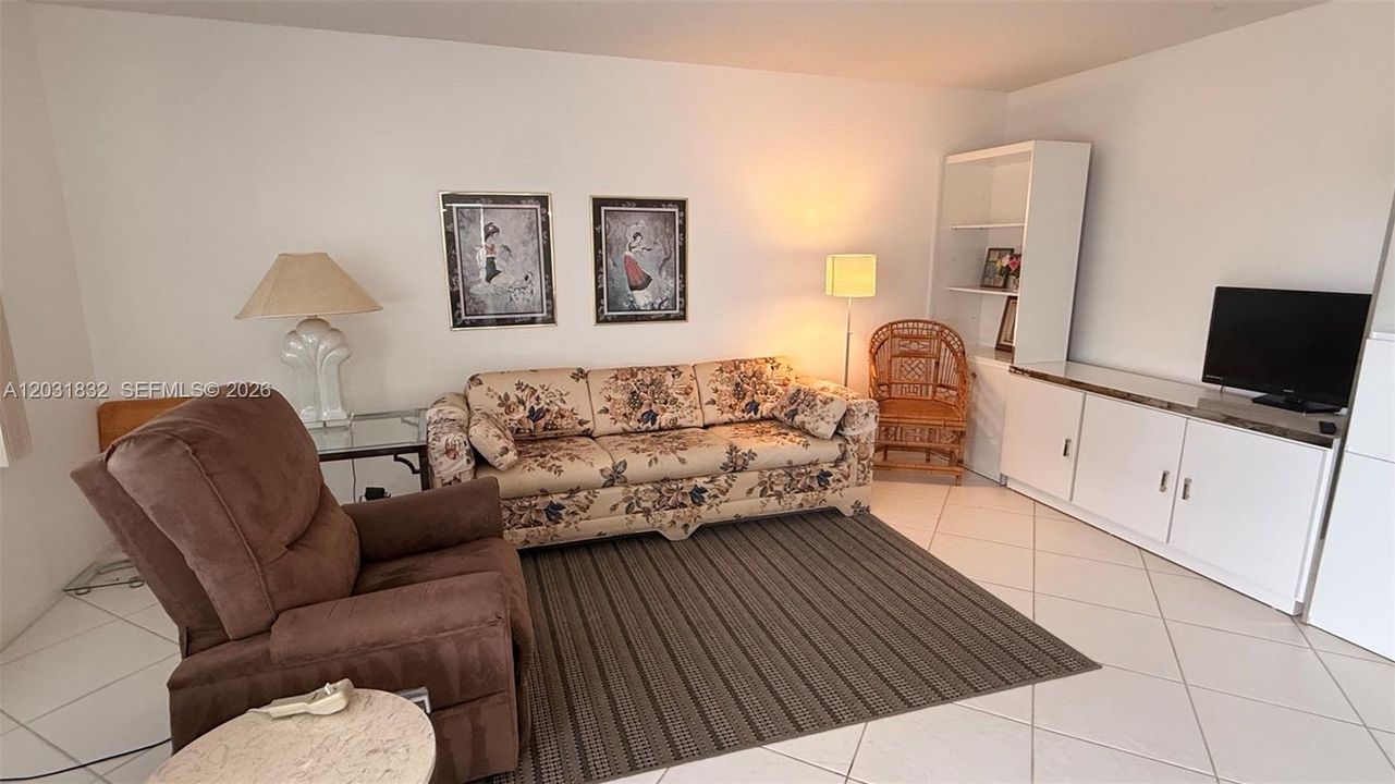For Rent: $1,800 (2 beds, 2 baths, 910 Square Feet)