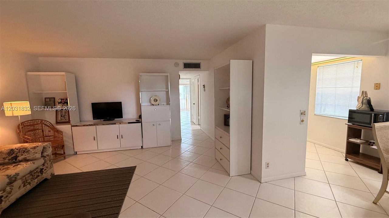 For Rent: $1,800 (2 beds, 2 baths, 910 Square Feet)